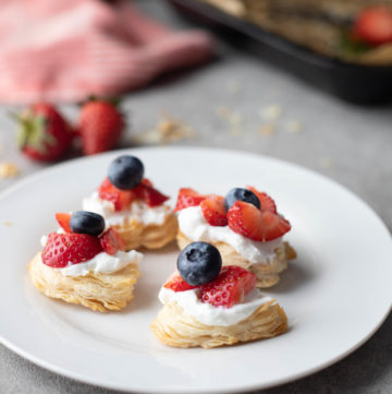 strawberry-puff-pastry-bites with cream strawberries and blueberries