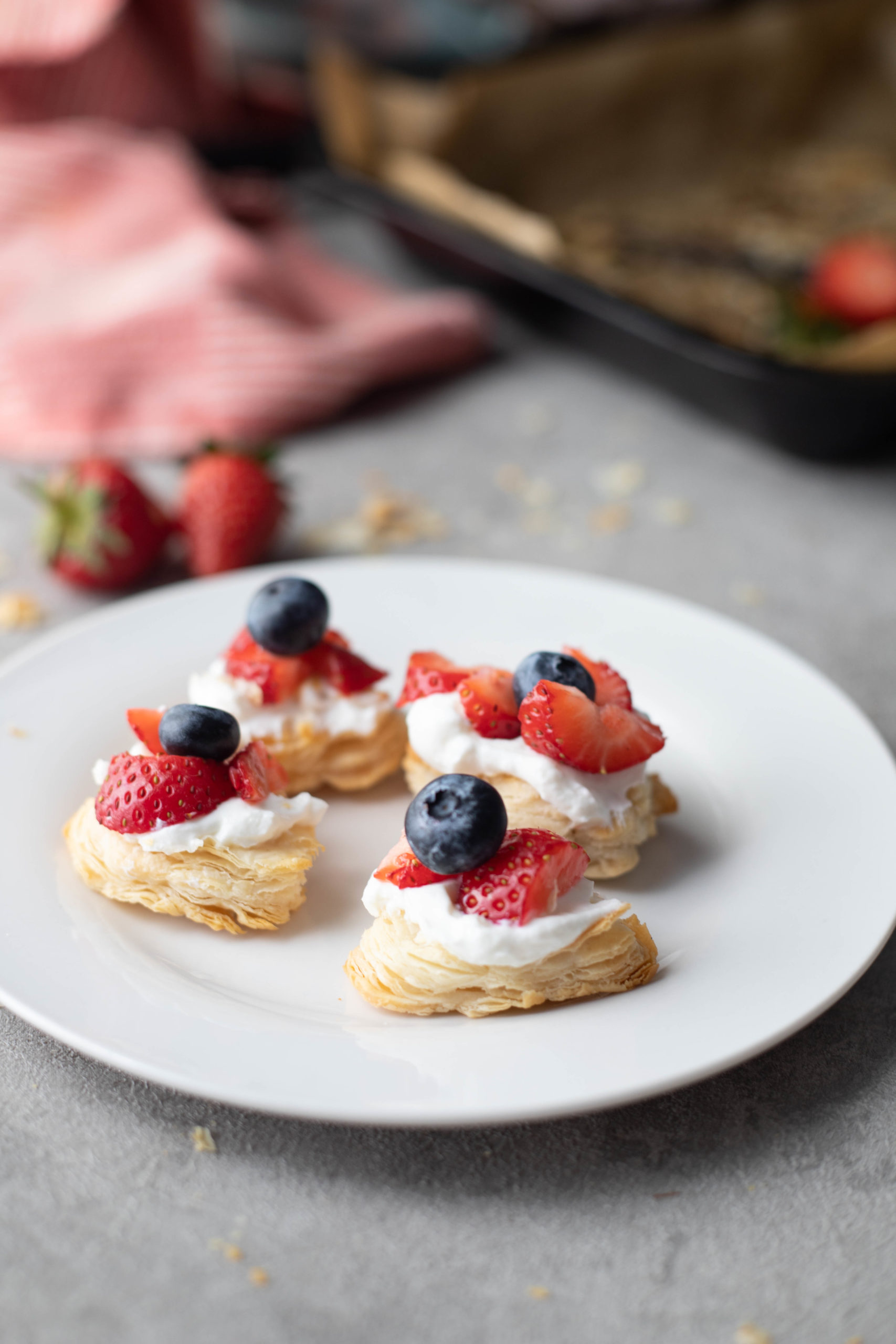 puff-pastry-bites with cream strawberries and blueberries