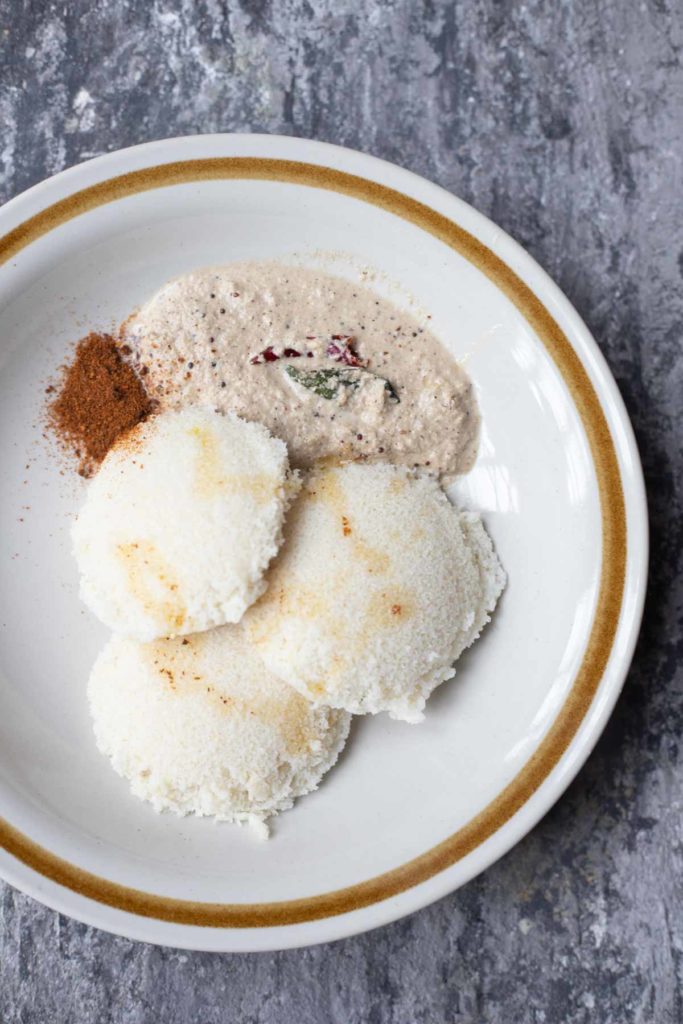 idli served with chutney, podi